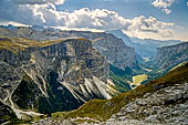 Trekking nel Parco Naturale Puez-Odle. La lunga discesa dal Rifugio Puez a Selva in Valgardena lungo la Vallelunga. 